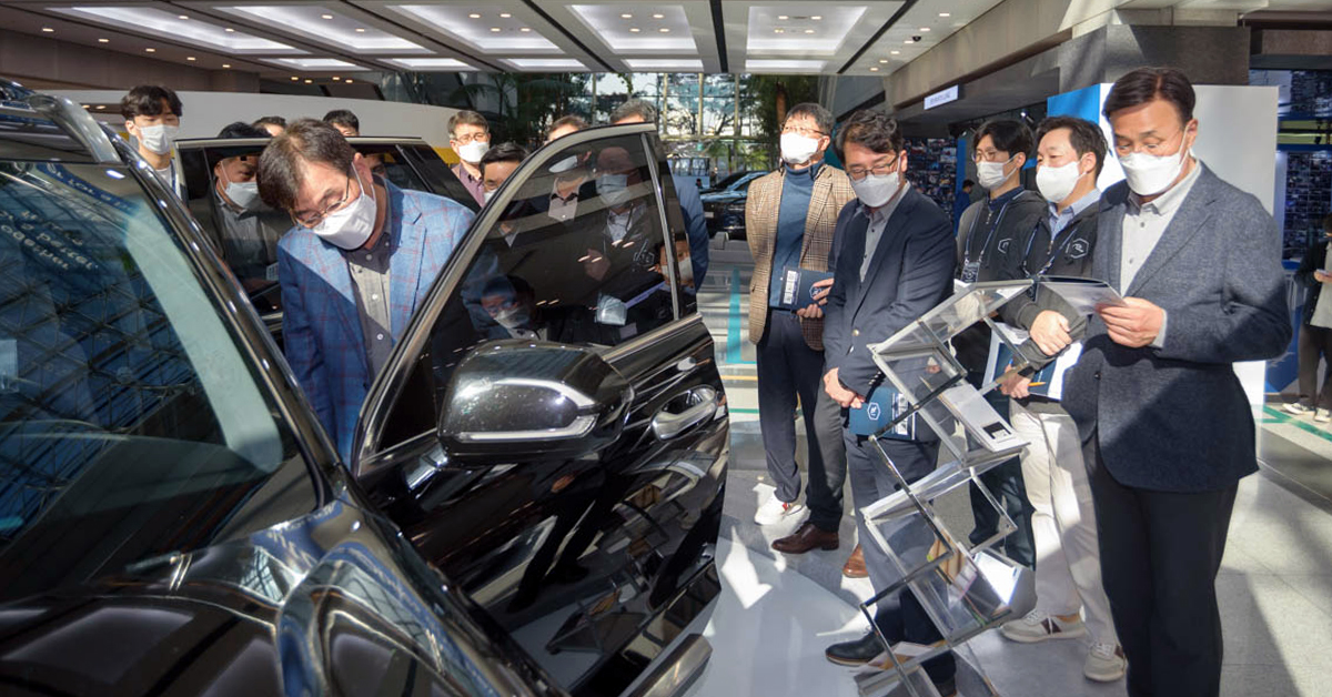 Hyundai attendees view MIRUM prototype